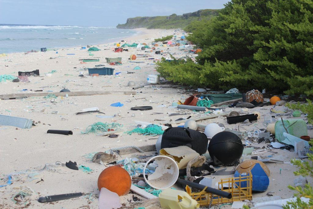 L'inquinamento di plastica su un'isola deserta